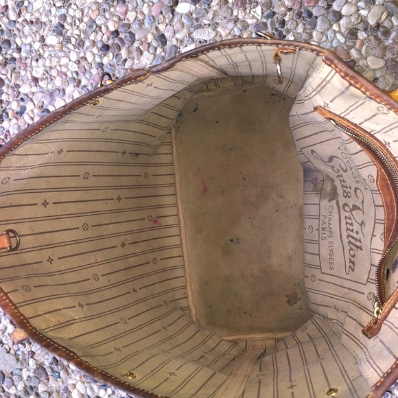 Louis Vuitton - Picture 5 of 8